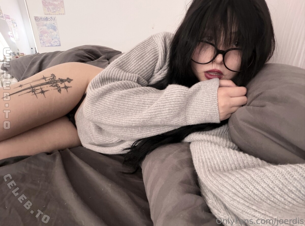 Jouerdis nude photo 1