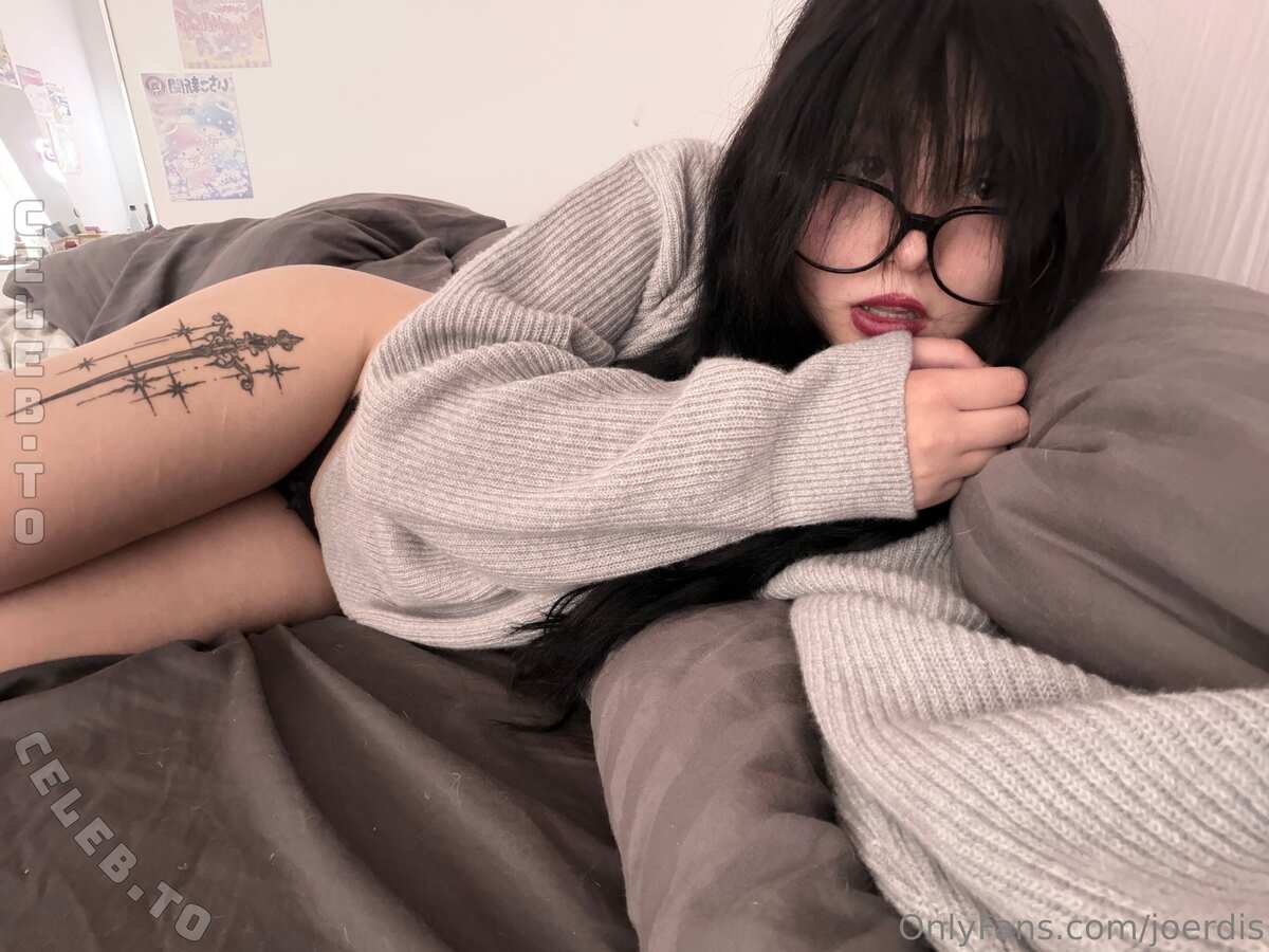 Jouerdis nude photo 9
