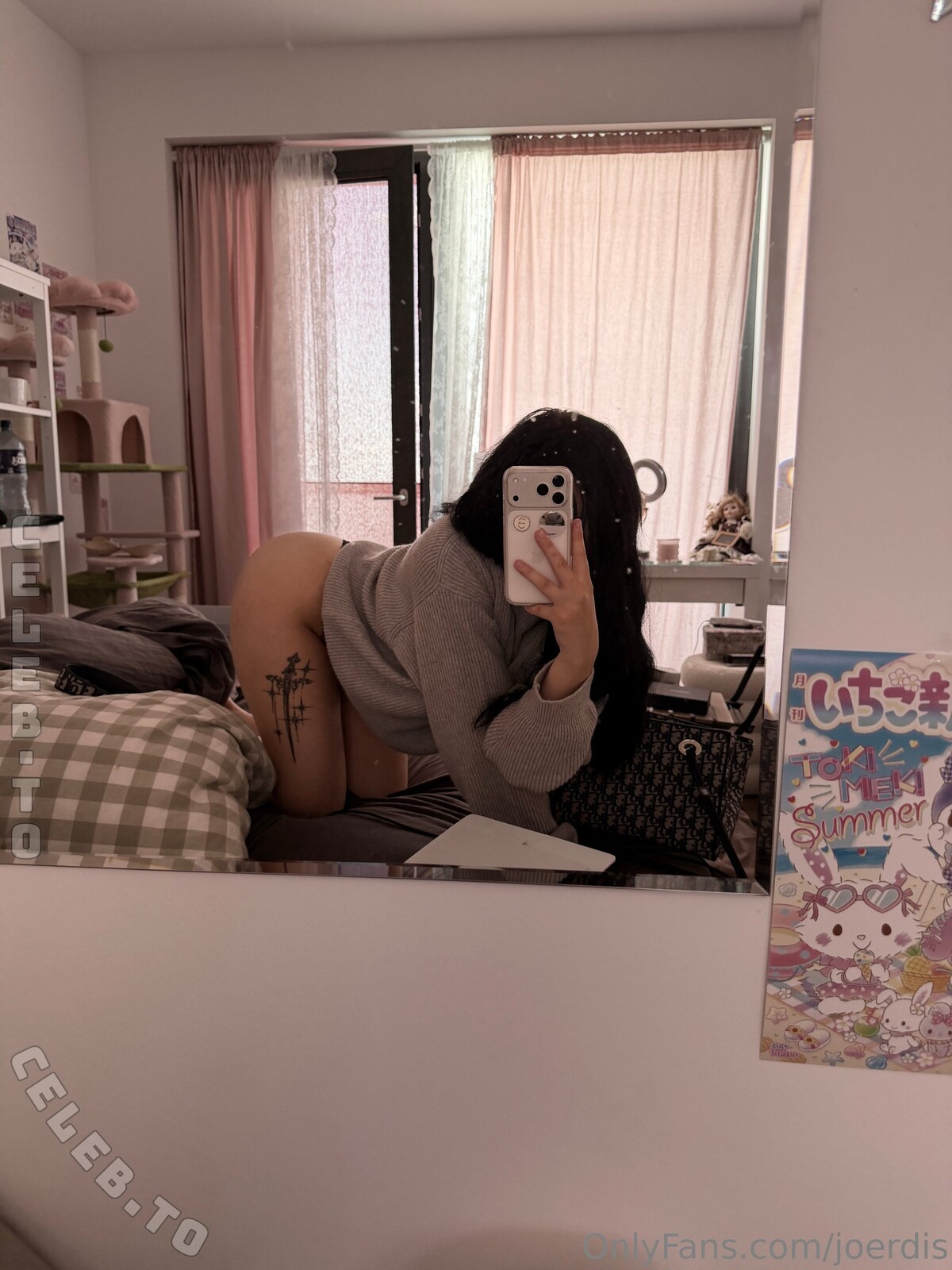Jouerdis nude photo 17