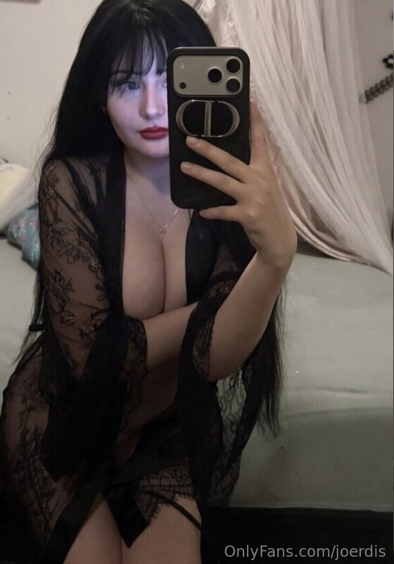 Jouerdis nude photo 2