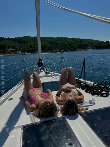 Jule Jensen – Nice from the vacation with her sister