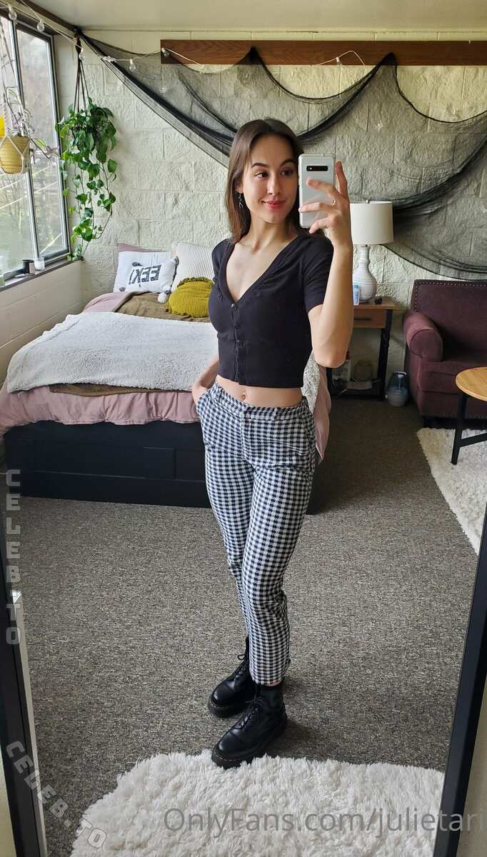 Julesari nude photo 2