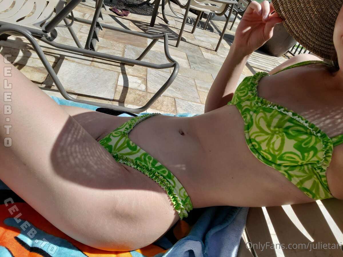 Julesari nude photo 8