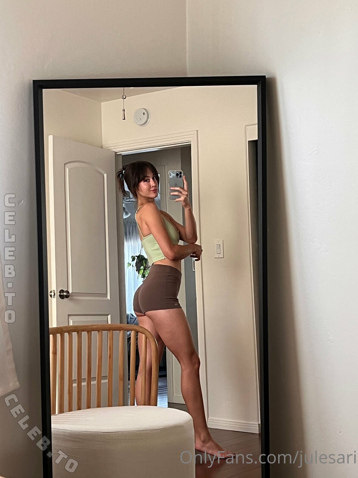 Julesari nude photo 9