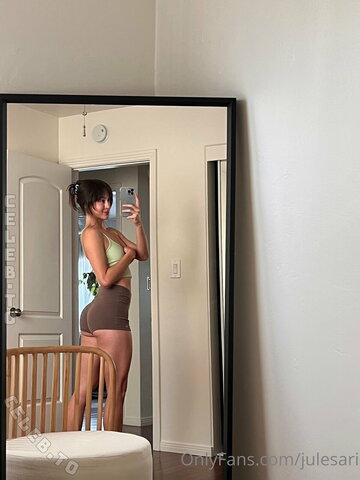 Julesari nude photo 1