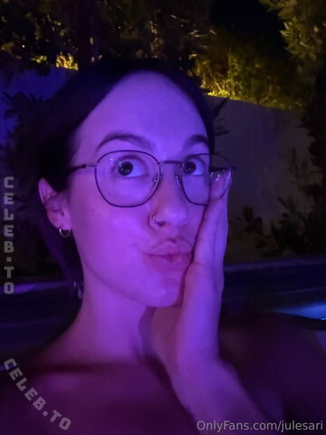 Julesari – Late nights in the hot tub