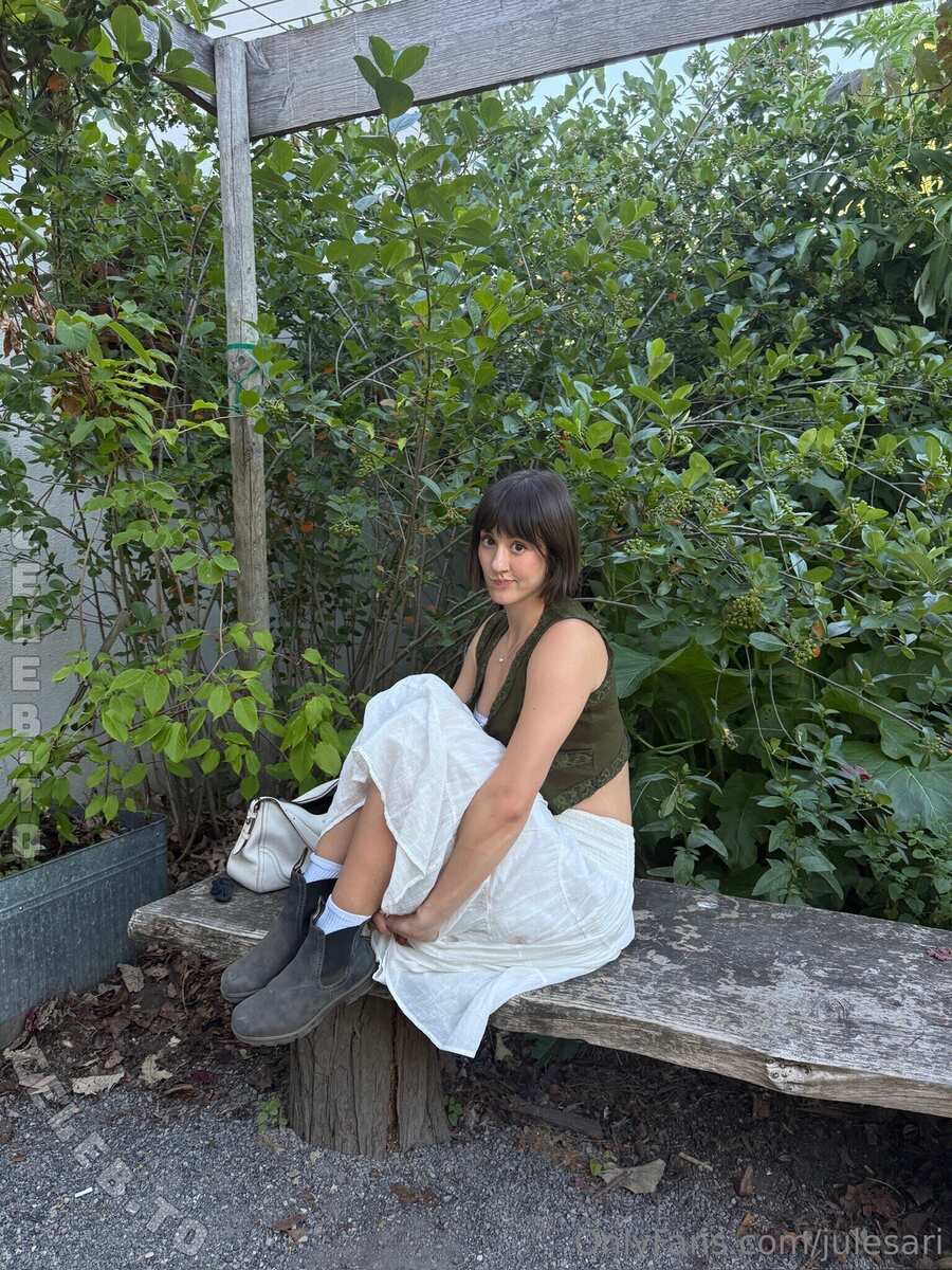 Julesari nude photo 7