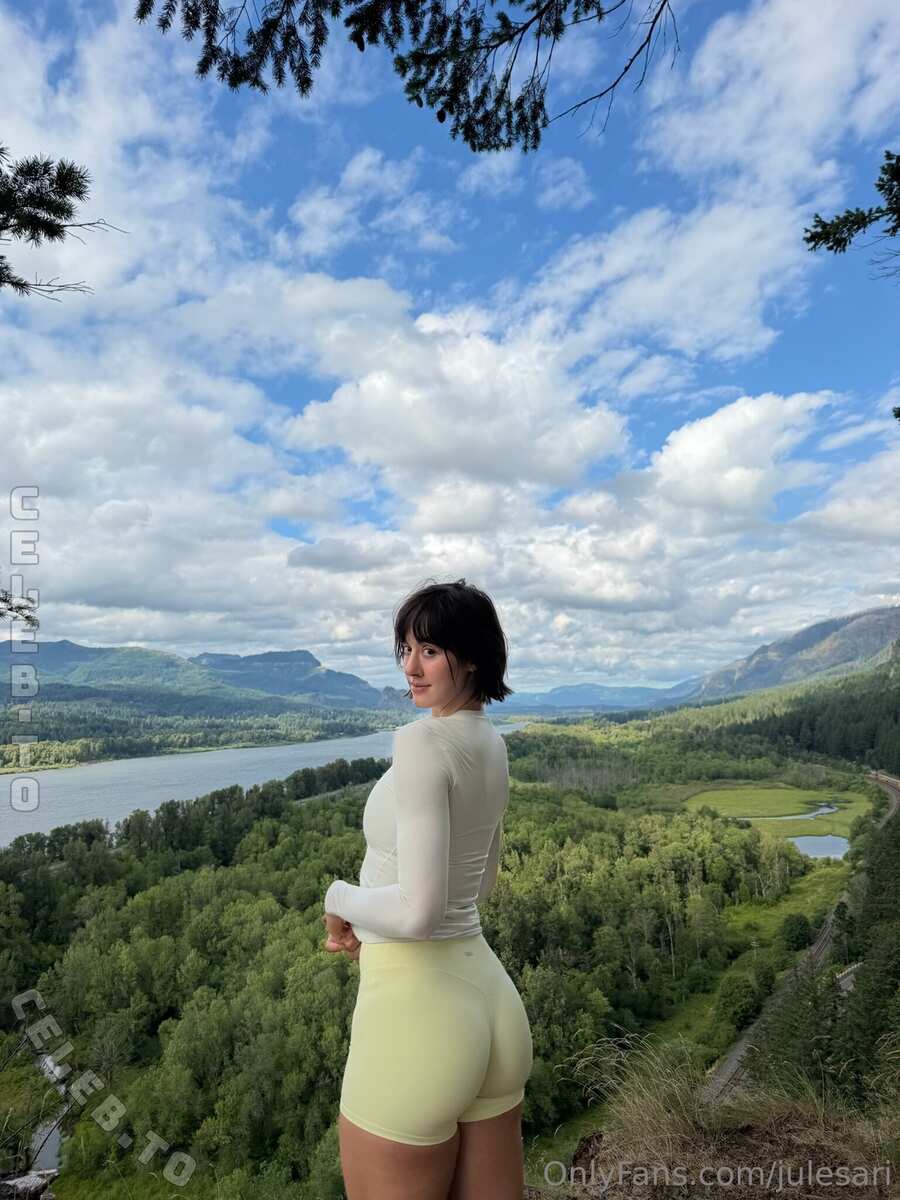 Julesari nude photo 6