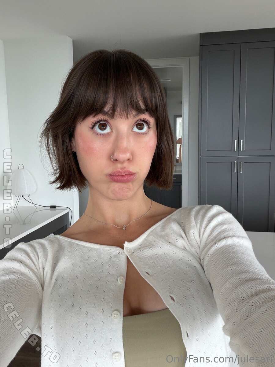 Julesari nude photo 4