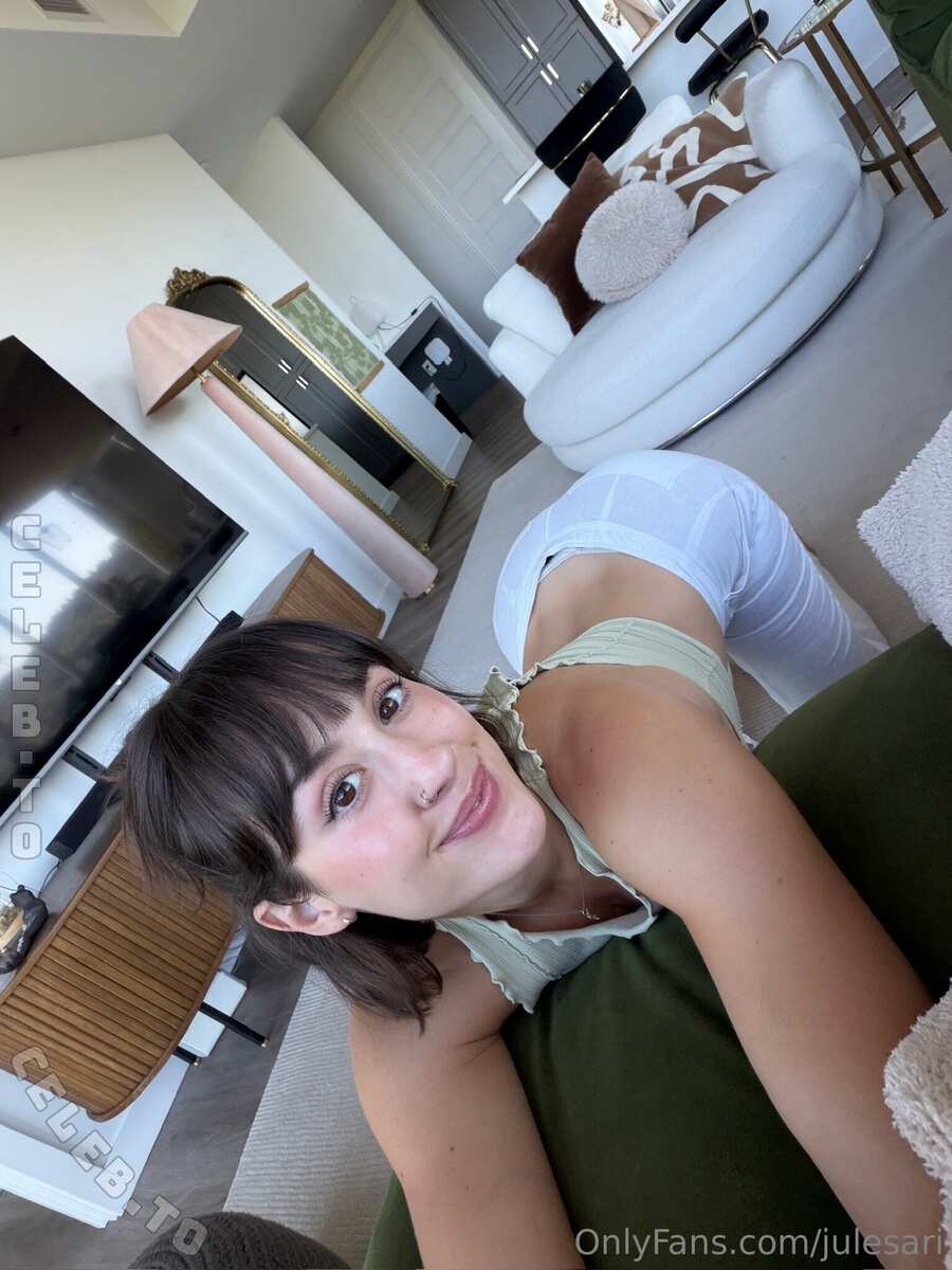 Julesari nude photo 5