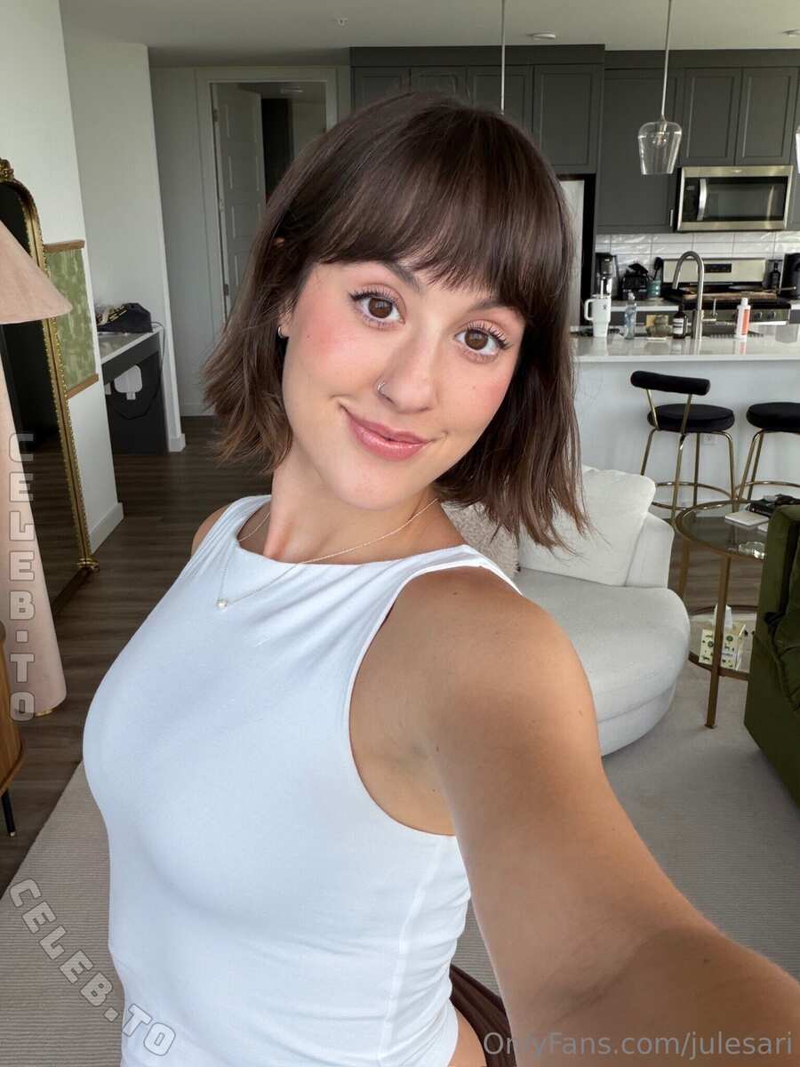 Julesari nude photo 1