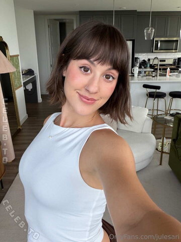 Julesari – Good morninggg! I hope you have the best day ever! If you ask nicely, I'll prove that I have no panties on 😝