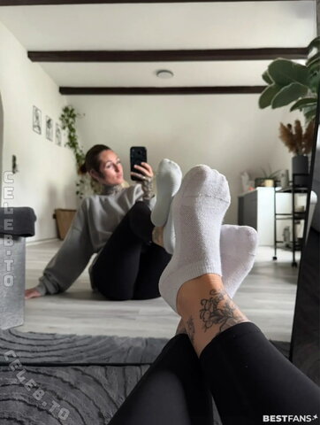 julez.iink – I wish you a nice start to the week ✨🫶🏽 🦶🧦