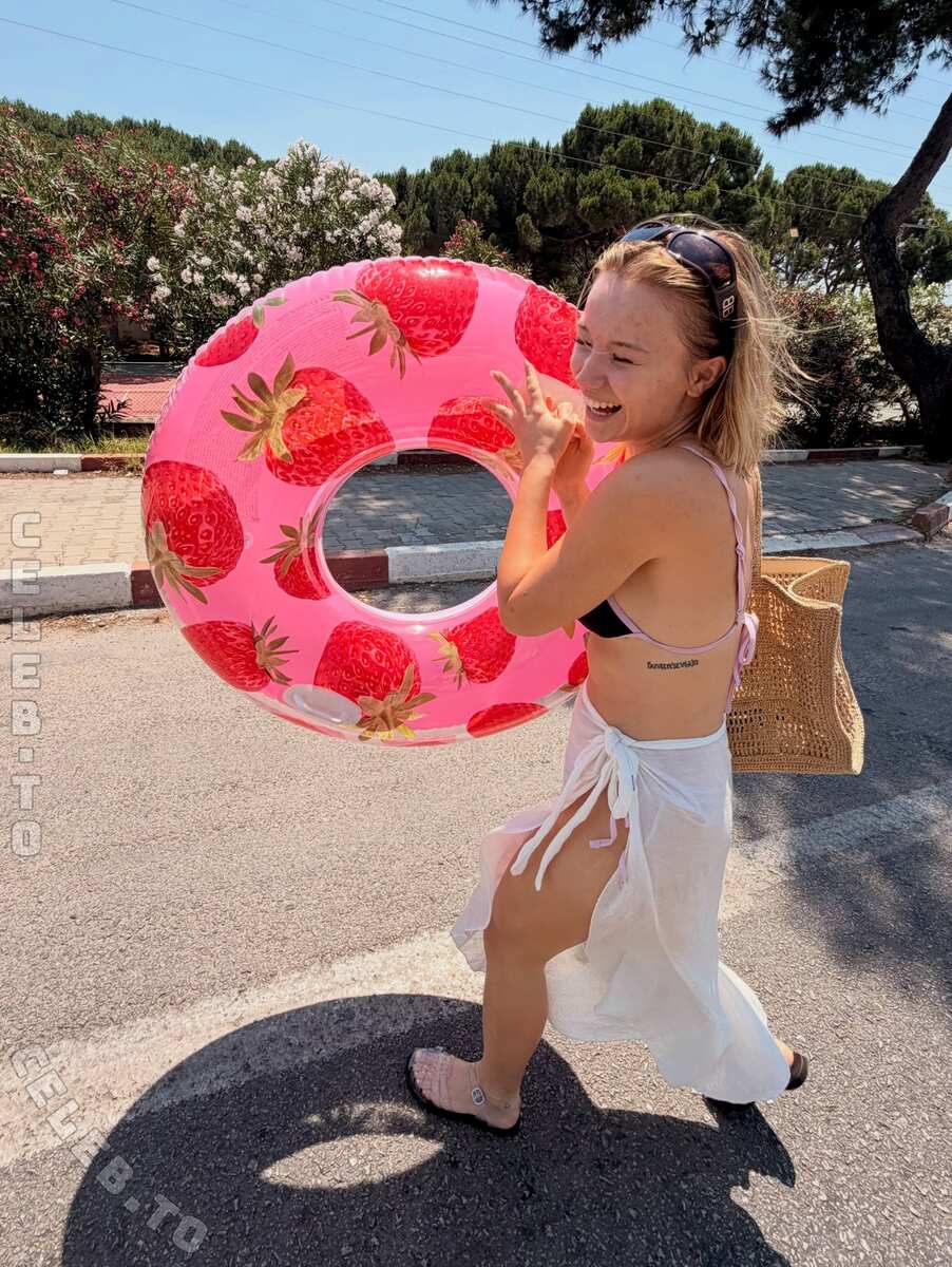 Julia Beautx nude photo 2