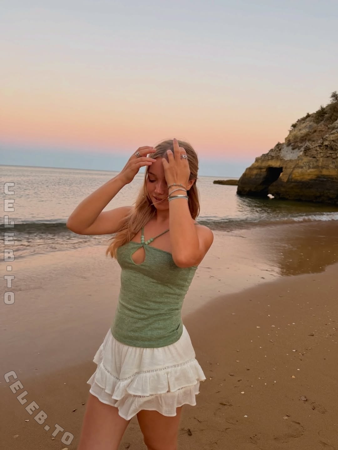 Julia Beautx nude photo 2