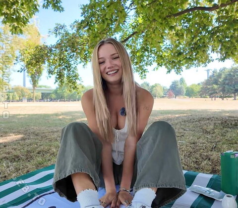 Julia Beautx – From 1Live video as a supplement