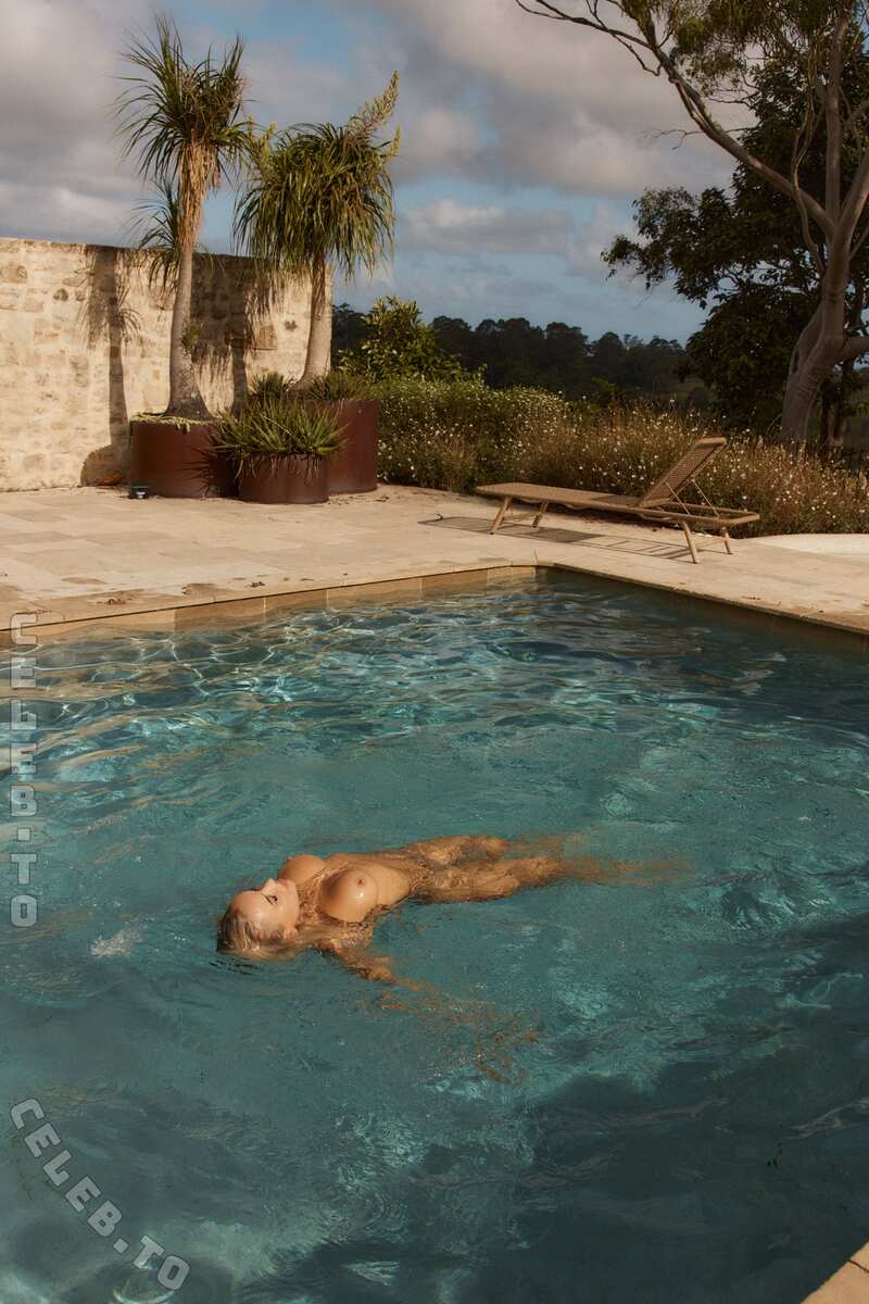 Julia Cavanagh nude photo 2