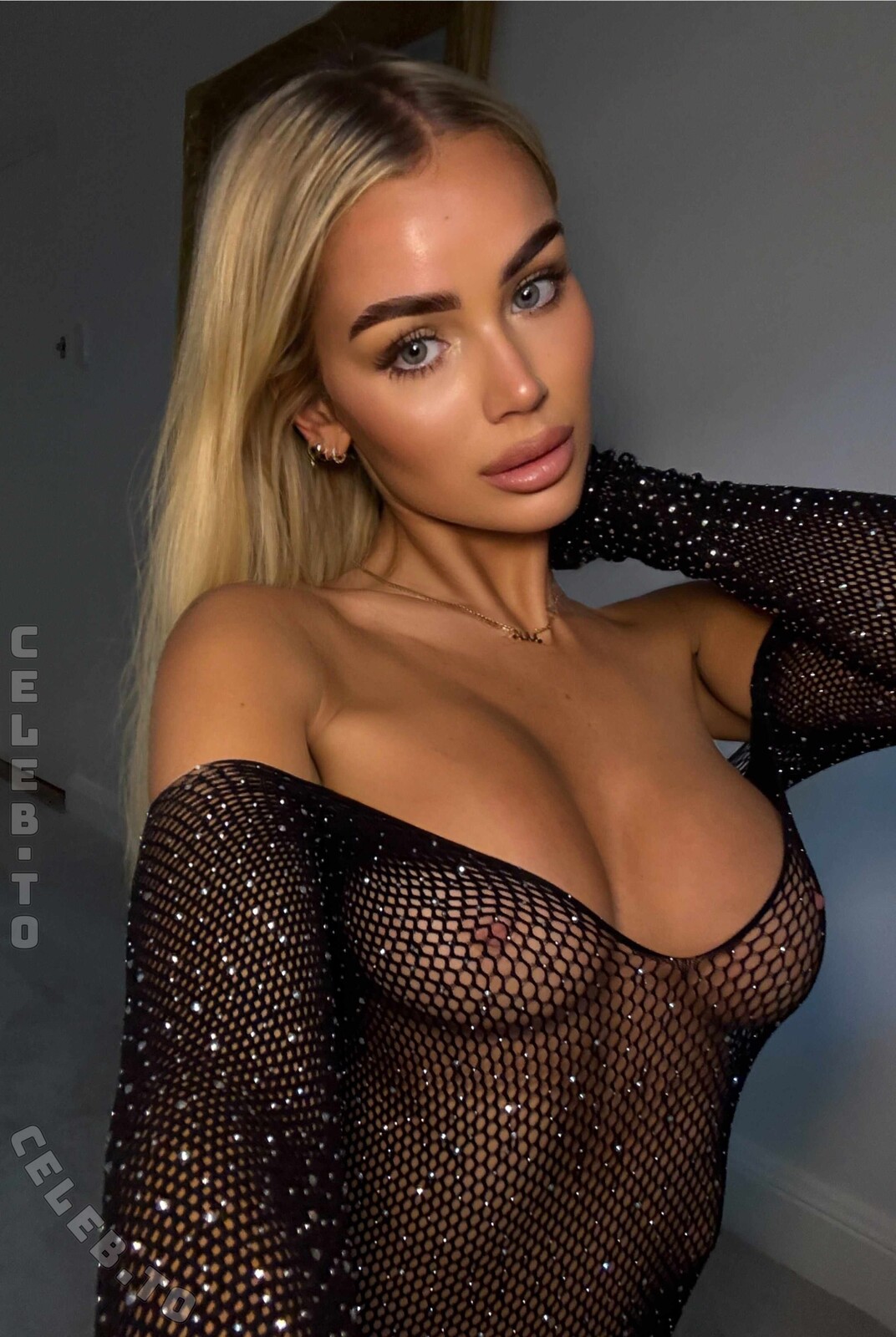 Julia Cavanagh nude photo 4