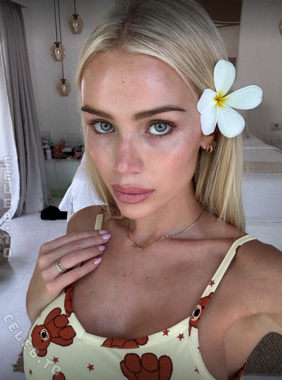 Julia Cavanagh nude photo 1