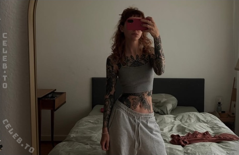 Julia Crds nude photo 1