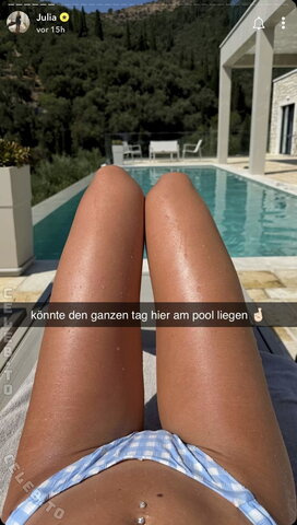 Julia Eumel – nicely presents the sweet labia 😍