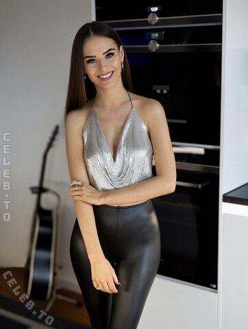 Julia Hofer nude photo 16