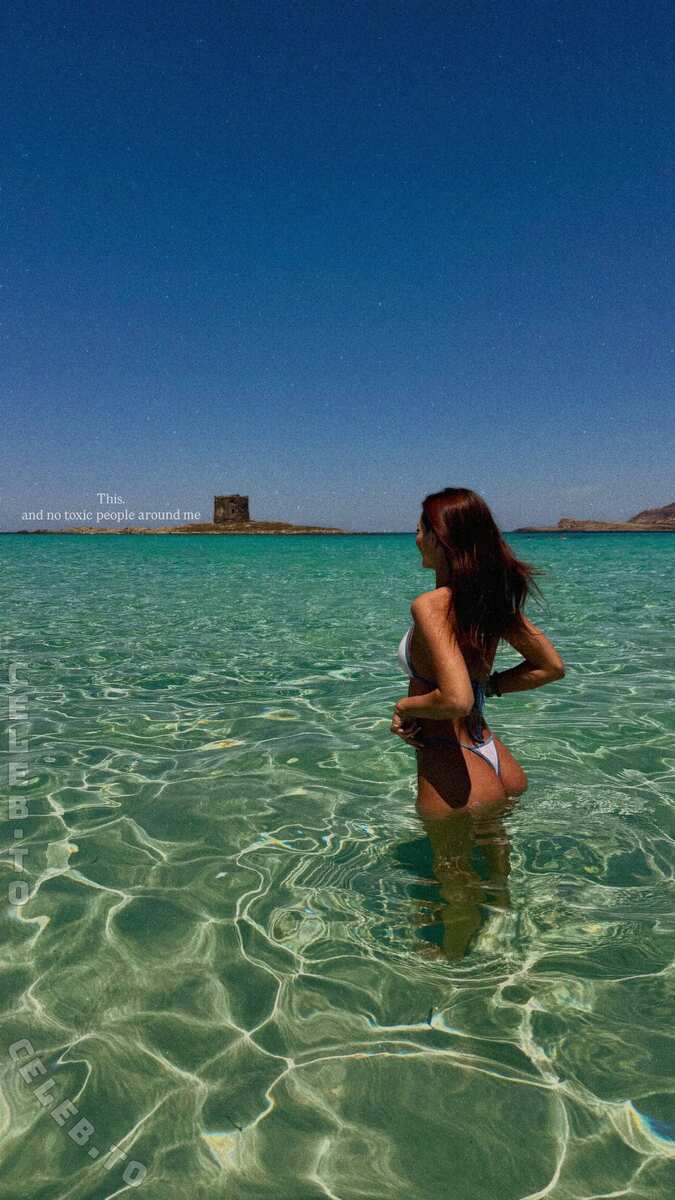 Julia Hofer nude photo 2