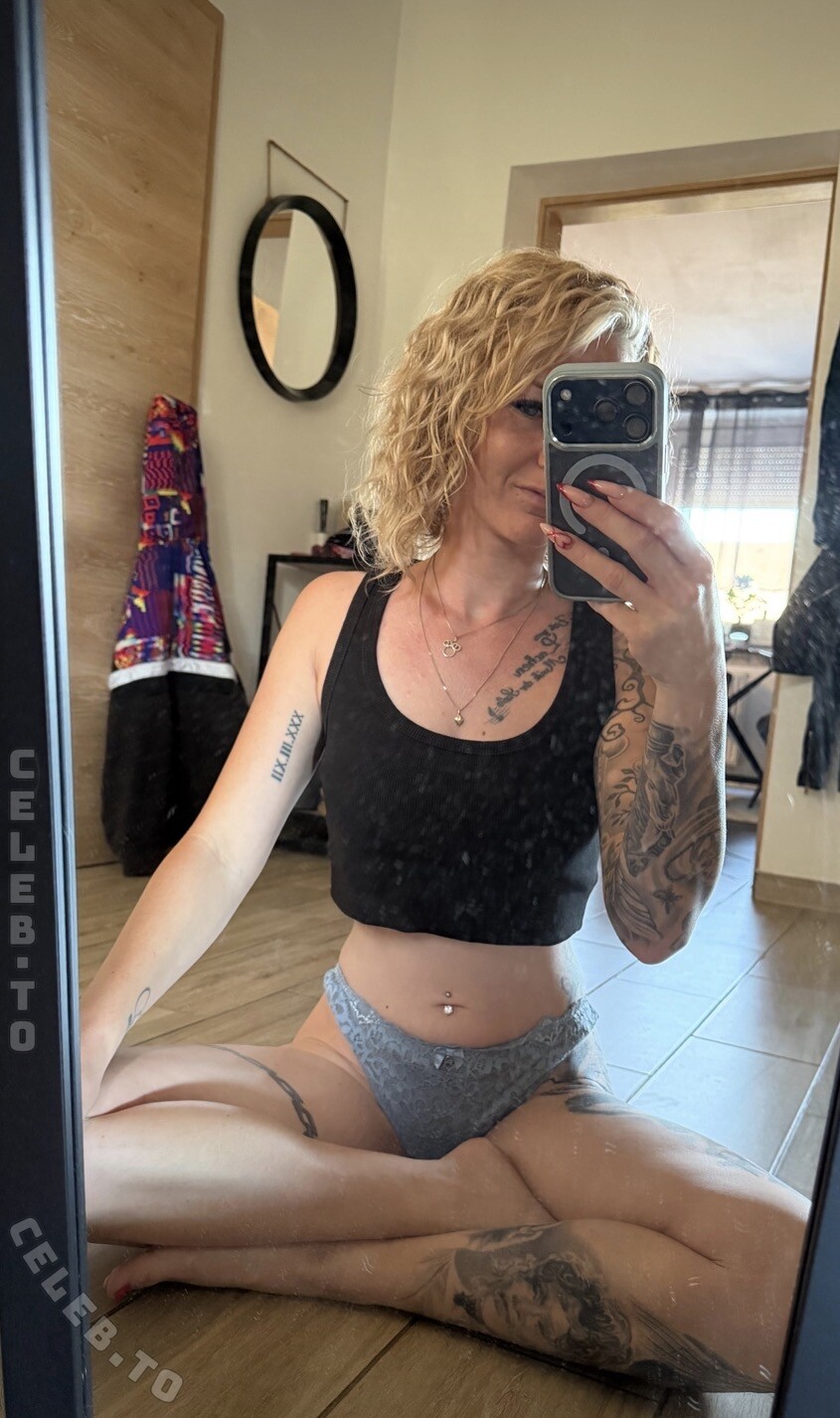 Julia Kern nude photo 3