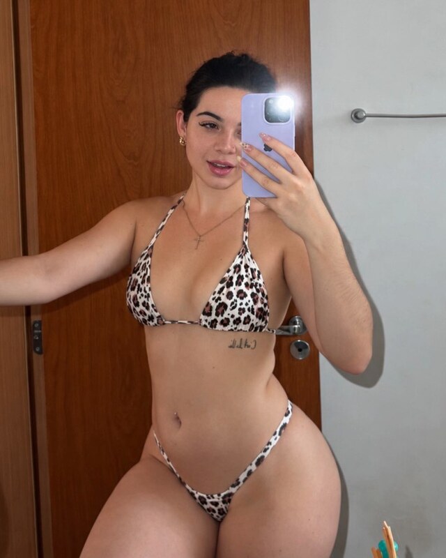 Julia Linhares nude photo 1