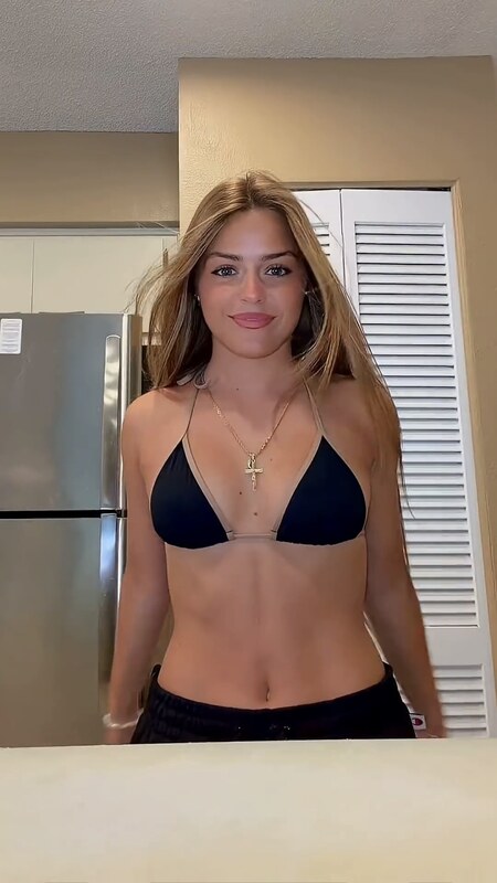 Julia Molinari nude photo 1