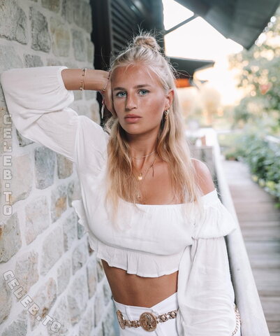 Julia Schacht nude photo 16