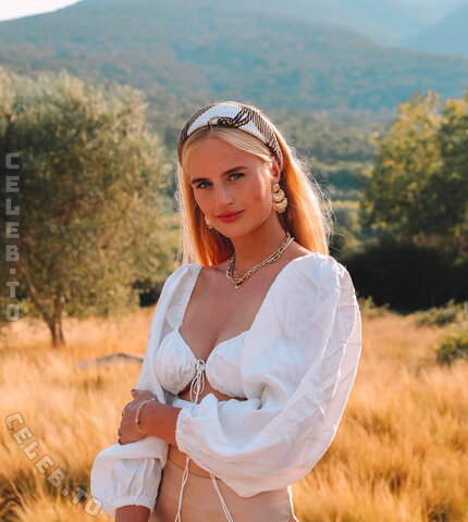 Julia Schacht nude photo 1