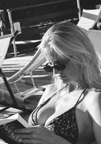 Julia Schacht – Pool day...
