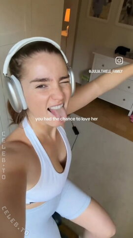Julia Schulze nude photo 18