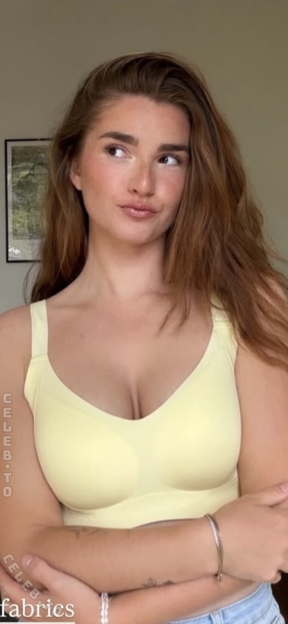 Julia Schulze nude photo 2