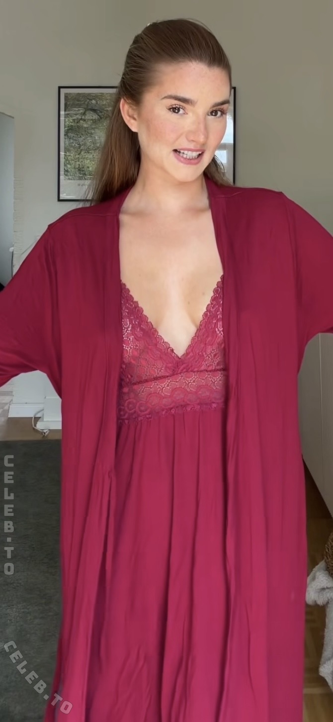 Julia Schulze nude photo 1