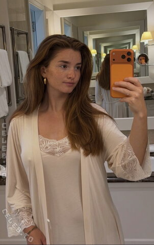 Julia Schulze New (1 photo)