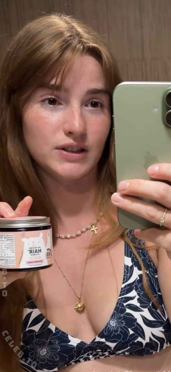 Julia Schulze nude photo 3
