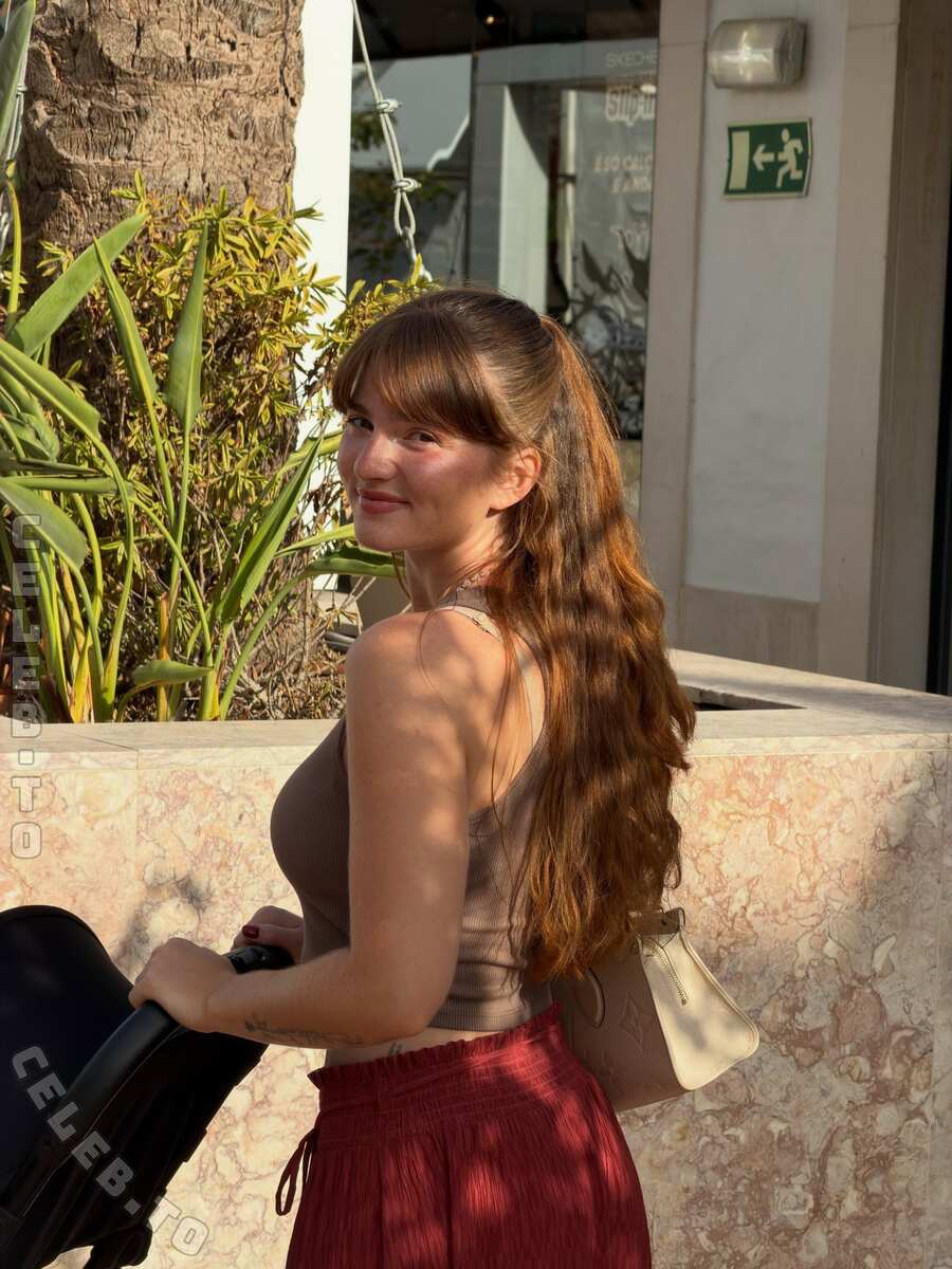 Julia Schulze nude photo 1