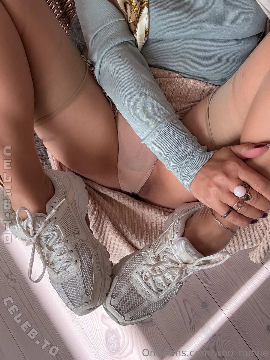Julia Woo nude photo 15