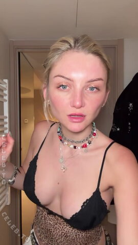 Julia Wulf nude photo 32