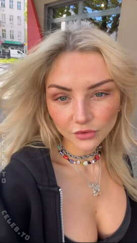 Julia Wulf nude photo 27