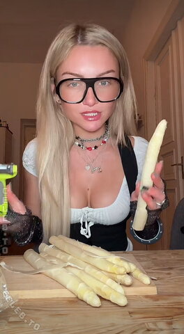 Julia Wulf nude photo 11