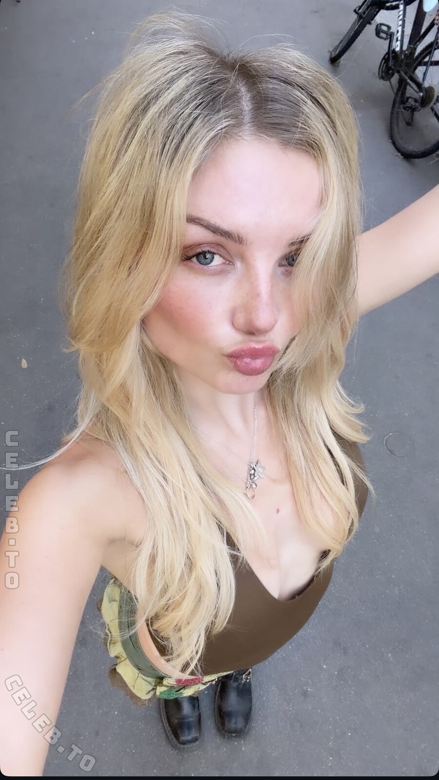 Julia Wulf nude photo 2