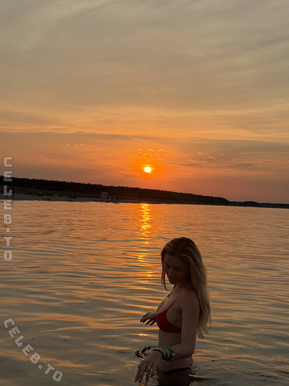 Julia Wulf nude photo 2