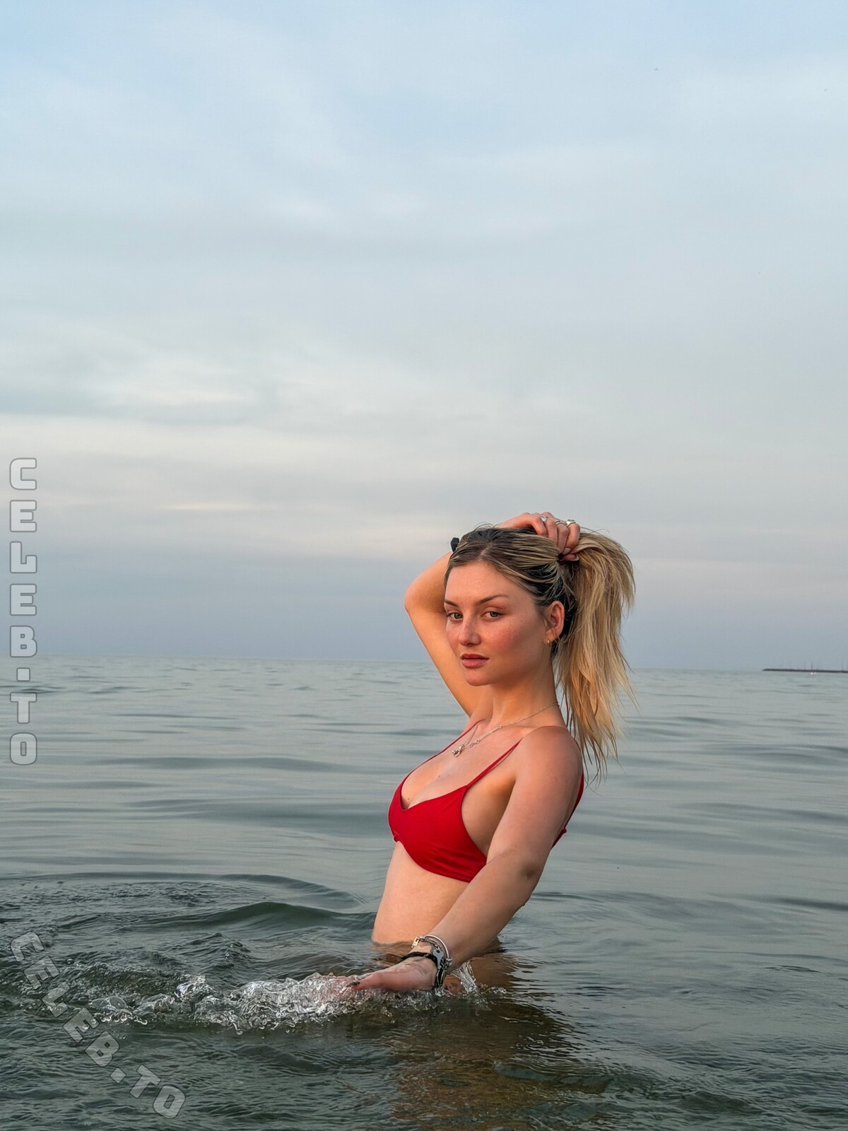 Julia Wulf nude photo 5