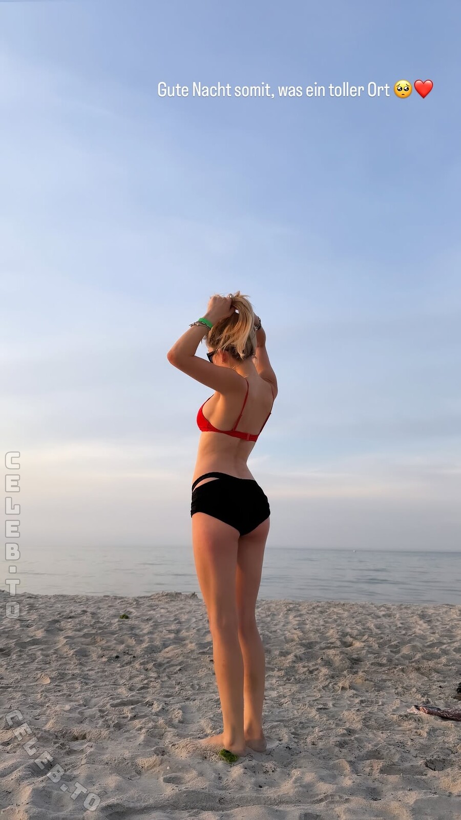 Julia Wulf nude photo 8