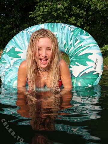 Julia Wulf nude photo 7