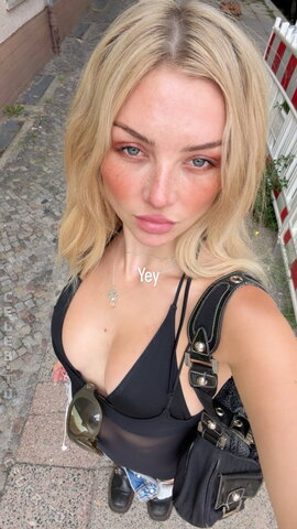 Julia Wulf Hot (2 photos)