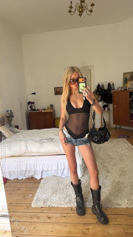 Julia Wulf nude photo 29